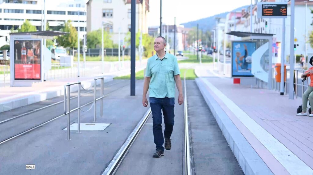Ein Bild von Peter Schley, der auf den Straßenbahnschienen in der Waldkircherstraße läuft