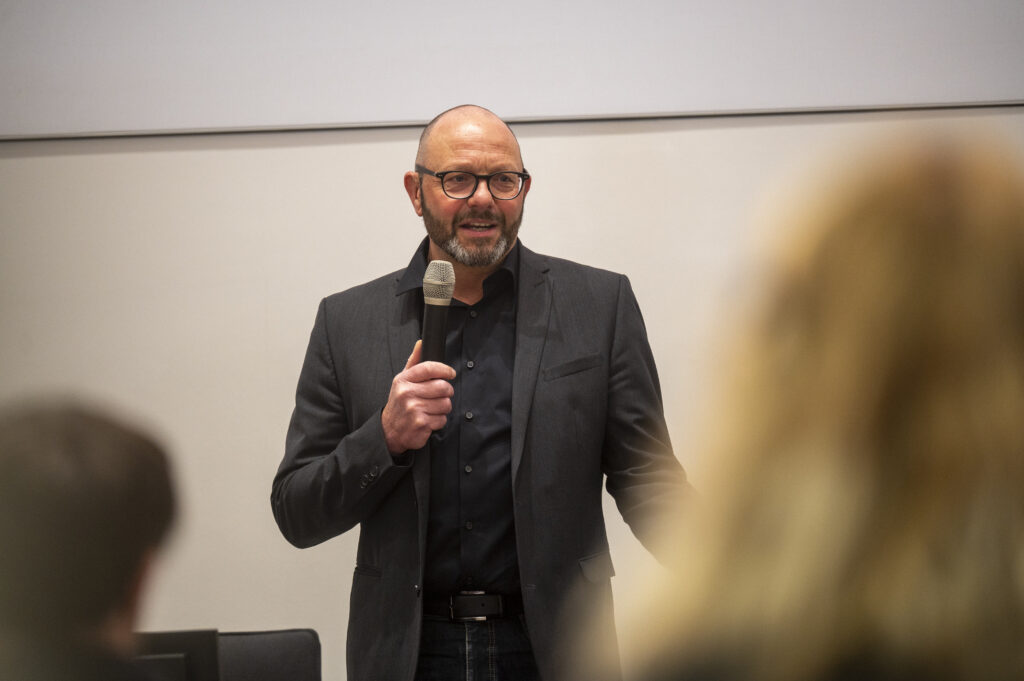 Roland Meder, Amtsleiter des Haupt- und Personalamtes Freiburg, bei der Einführungsveranstaltung der Stadt Freiburg für neue Mitarbeitende.