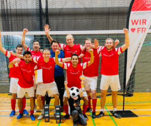 Die städtische Fußballmannschaft holt den Pokal im Behördenturnier.