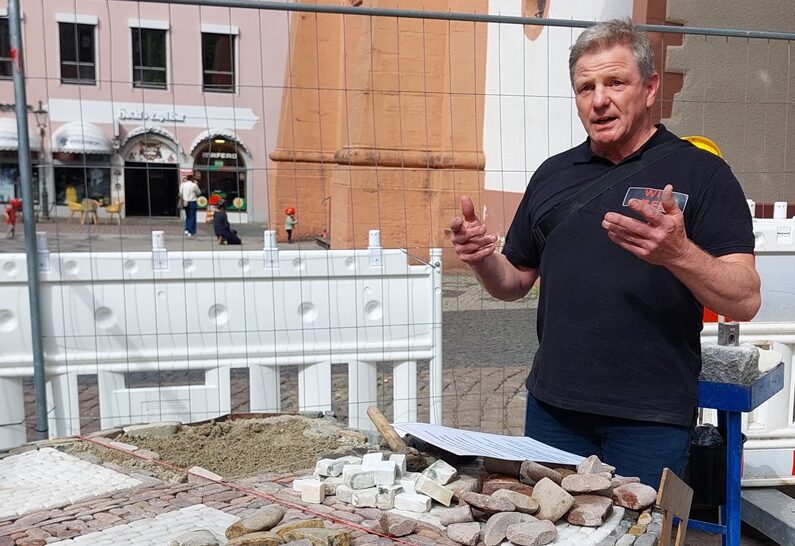 Pflasterer Dieter Saier vom Freiburger Garten- und Tiefbauamt